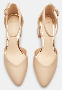 Beiga läder slingback-skor med spetsig tå, låg blockklack, guld-accentuerad innersula och justerbart vristband.