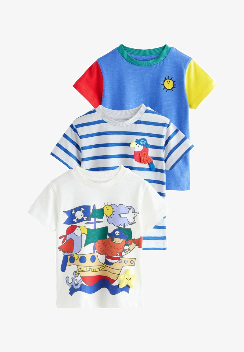 Drei Kinder-T-Shirts: blau mit bunten Ärmeln und Sonne; weiß mit Piratenschiff-Design; gestreift mit Vogel-Applikation.