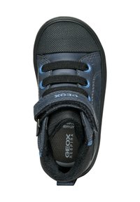 Chaussure noire et marine avec un bout en caoutchouc texturé, des accents bleus, des lacets noirs et une sangle Velcro. Doublure douce visible à l'intérieur du col.