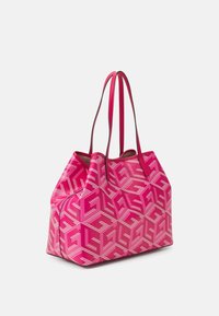 Roze tote bag met een geometrisch patroon, voorzien van twee lange hengsels en een gestructureerde rechthoekige basis, tegen een witte achtergrond.