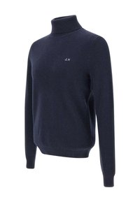 Maglione a collo alto di colore blu navy con una texture, maniche lunghe e un piccolo logo a triangolo bianco con una X sul petto.