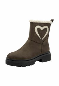 Hnědé semišové kotníkové boty s nadýchanou krémovou podšívkou a designem srdce na boku. Mají černou robustní podrážku a poutko na zadní straně.