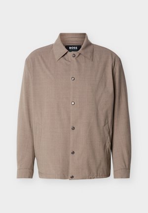 Μπεζ ανδρικό μπουφάν με γιακά, μακριά μανίκια, κουμπιά με πάτημα στο μπροστινό μέρος και πλαϊνές τσέπες, με την ετικέτα "BOSS" στο εσωτερικό του γιακά.