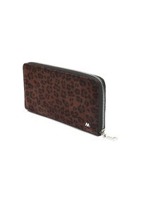 Brązowy portfel w cętkowany wzór lamparta, wykonany z miękkiego materiału, z zamkiem błyskawicznym u góry i małym metalowym logo z boku.