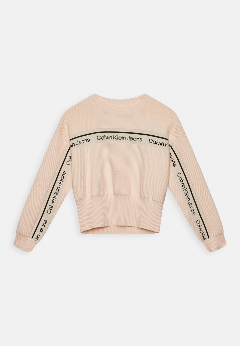 Pull court rose clair à texture côtelée, avec des bandes noires portant le logo « Calvin Klein Jeans » sur les manches et à travers la poitrine.