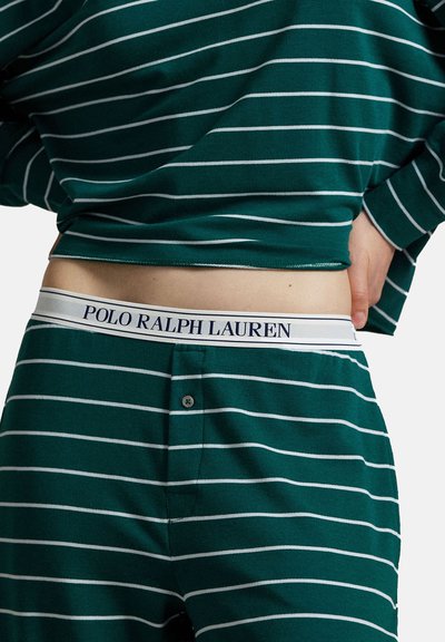 Conjunto de ropa de descanso a rayas verdes, compuesto por una camiseta de manga larga y pantalones. La cinturilla blanca muestra "POLO RALPH LAUREN" en azul marino. Textura suave, ajuste relajado.