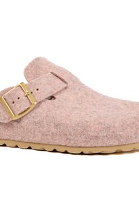 Le sabot en feutre rose présente une boucle en métal doré, une forme arrondie et une surface texturée. La semelle est beige clair avec un motif en zigzag pour une meilleure adhérence.