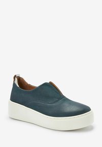 Slipper-Sneaker aus dunkelblauem Leder mit einer weißen strukturierten Plateausohle und brauner Innenauskleidung; verfügt über ein dezentes elastisches Panel für ein einfaches An- und Ausziehen.