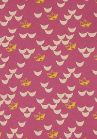 Rosa Stoff mit einem Muster aus gelben Papierbooten und beigen Halbmondformen. Das Design ist gleichmäßig über den Textil gedruckt.