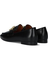 Zwarte leren loafers met een platte zool, gouden kettingaccent aan de voorkant en bruine binnenvoering. Gladde textuur met een klassiek ontwerp.