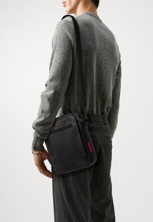 Bandolera Bugatti Sera Para Hombre - Ideal Para Tabletas De 10 Pulgadas Con Protección RFID