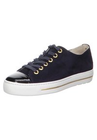 Navy-Suede-Sneaker mit glänzendem schwarzen Lack-Cap, goldenen Ösen und weißer Gummisohle mit goldfarbener Akzentstreifen.