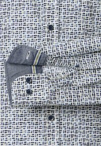 Overhemd met knopen, voorzien van een geometrisch patroon in blauw, zwart en wit. Katoenen stof met een contrasterende chambray manchetten en accentstrepen.