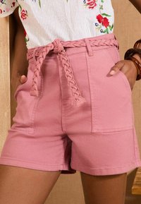 Love & Roses REGULAR FIT - PLAIT BELTED - Kratke hlače od trapera - rose pink