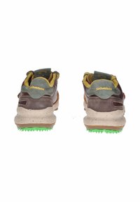 Scarpe da trekking marroni e verdi con una tomaia testurizzata e una suola macchiata. Caratterizzate da collo e linguetta imbottiti, con linguette intrecciate per indossarle facilmente.