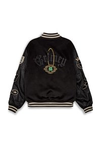 Chaqueta bomber negra con mangas de cuero, cuello de canalé a rayas y diseños bordados en la parte posterior y en las mangas. Acentos en dorado y blanco.