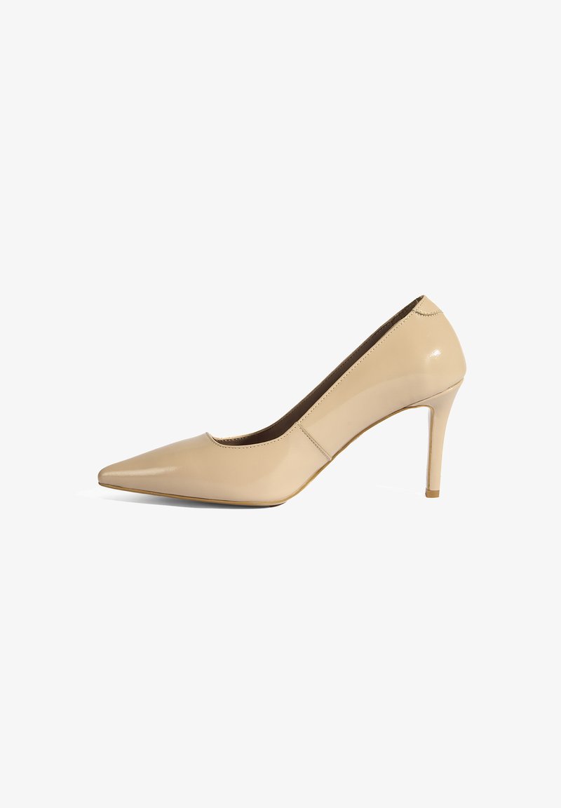 Escarpin en cuir verni beige à talon haut, à bout pointu et à talon stiletto mince, présentant une texture lisse et des détails de couture minimaux.
