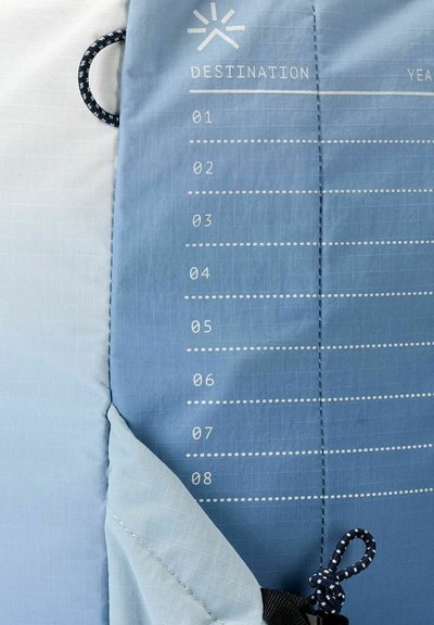 Zaino con un design a gradiente che va dal bianco al blu chiaro, in tessuto traspirante, con linee di destinazione stampate e accessori in blu scuro.