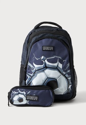 Rucsac bleumarin și penar cu design cu minge de fotbal crăpată și etichetă "Champion Best Player Nr. 10" în față.