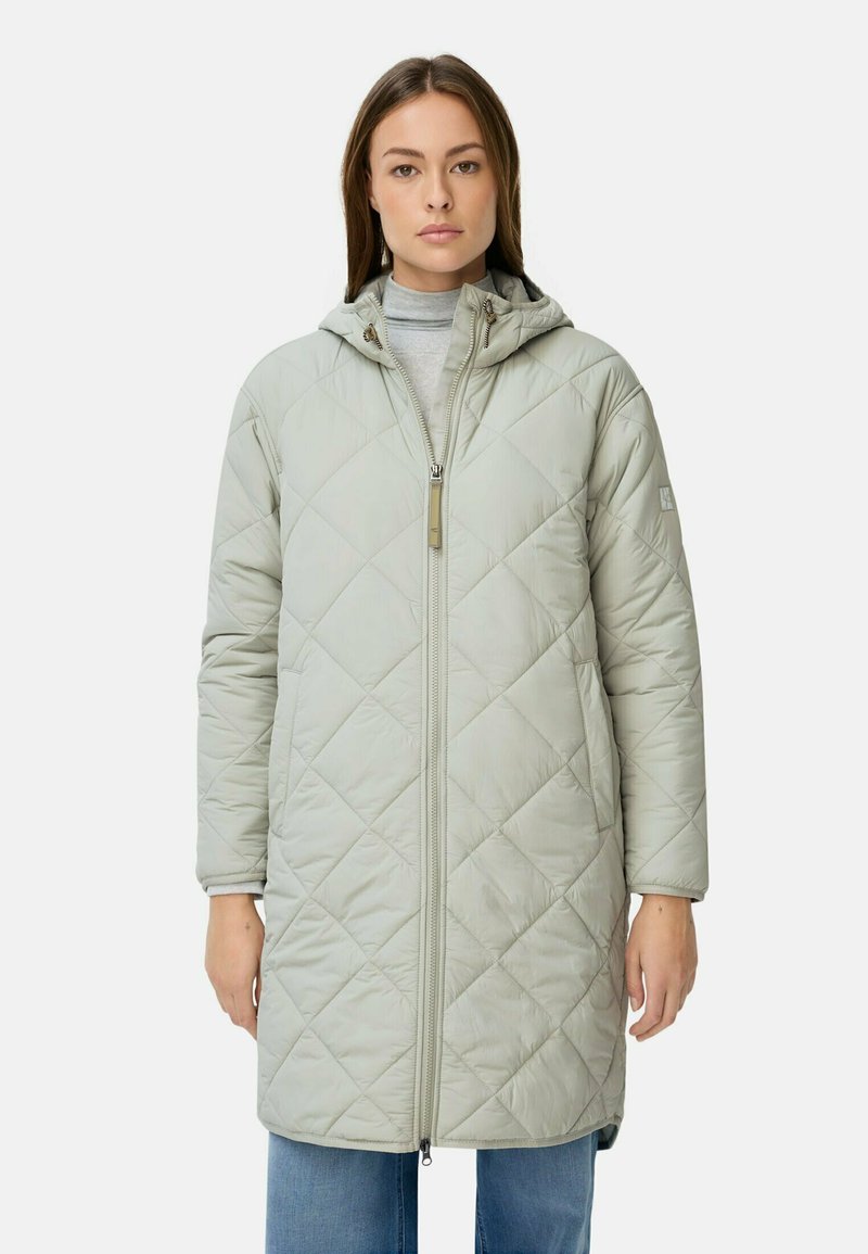 Lys grå quiltet lang frakke med hætte, der har en fuld lynlås og et minimalistisk design. Blødt stof og horisontal tekstur.