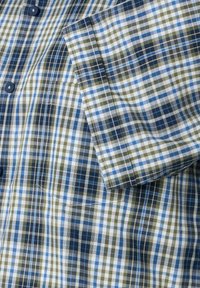 Kurzärmliges Baumwollhemd mit kariertem Muster in Blau, Grün und Weiß, mit Knöpfen und einer Brusttasche.