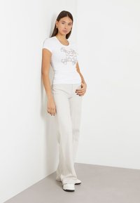 Guess SS CN 4G LOGO - Printtipaita - weiß