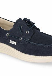 Pantofi de barcă din suede bleumarin, cu talpă din cauciuc albă, bot rotund și șiret decorativ. Prezintă logo-ul LIU JO pe lateral. Textură fină.