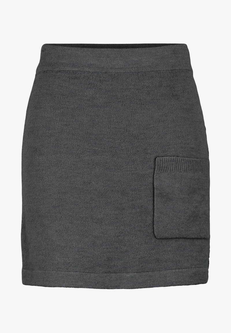 Mini-jupe tricotée gris foncé avec une grande poche carrée sur le devant droit et une ceinture côtelée.