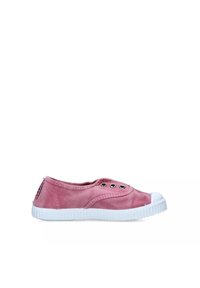 Sneaker di tela rosa con punta e suola in gomma bianca, occhielli elastici e una finitura opaca morbida. Progettato per l'uso quotidiano.