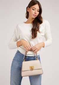 Guess STEPHI HANDLE FLAP - Sac à main - weiß
