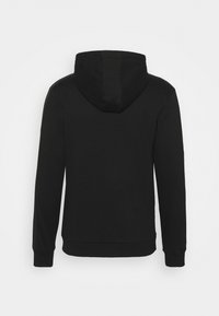 Sweat à capuche noir à manches longues avec poignets et ourlet côtelés, vu de dos sur un fond clair uni.