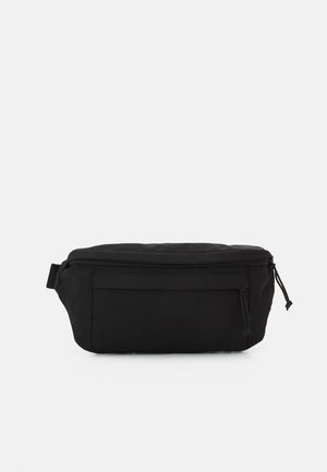Marsupio in tessuto nero con un compartimento principale con zip e tasca frontale, caratterizzato da dettagli con cordoncino e una texture liscia.