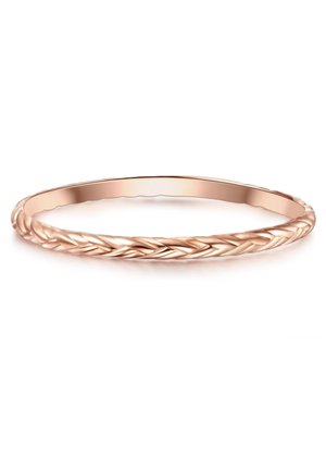 Pulsera rígida de oro rosa con banda interior lisa y diseño exterior de cuerda retorcida, exhibida sobre un fondo blanco.