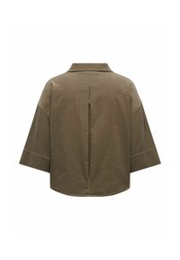Veste marron oversize avec de larges manches au coude, un petit col et un pli vertical central dans le dos.