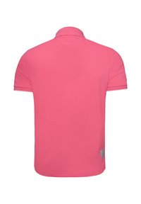 Rosa pikétröja med korta ärmar, en klassisk krage och en texturerad finish. Har en liten accentetikett nära fållen.