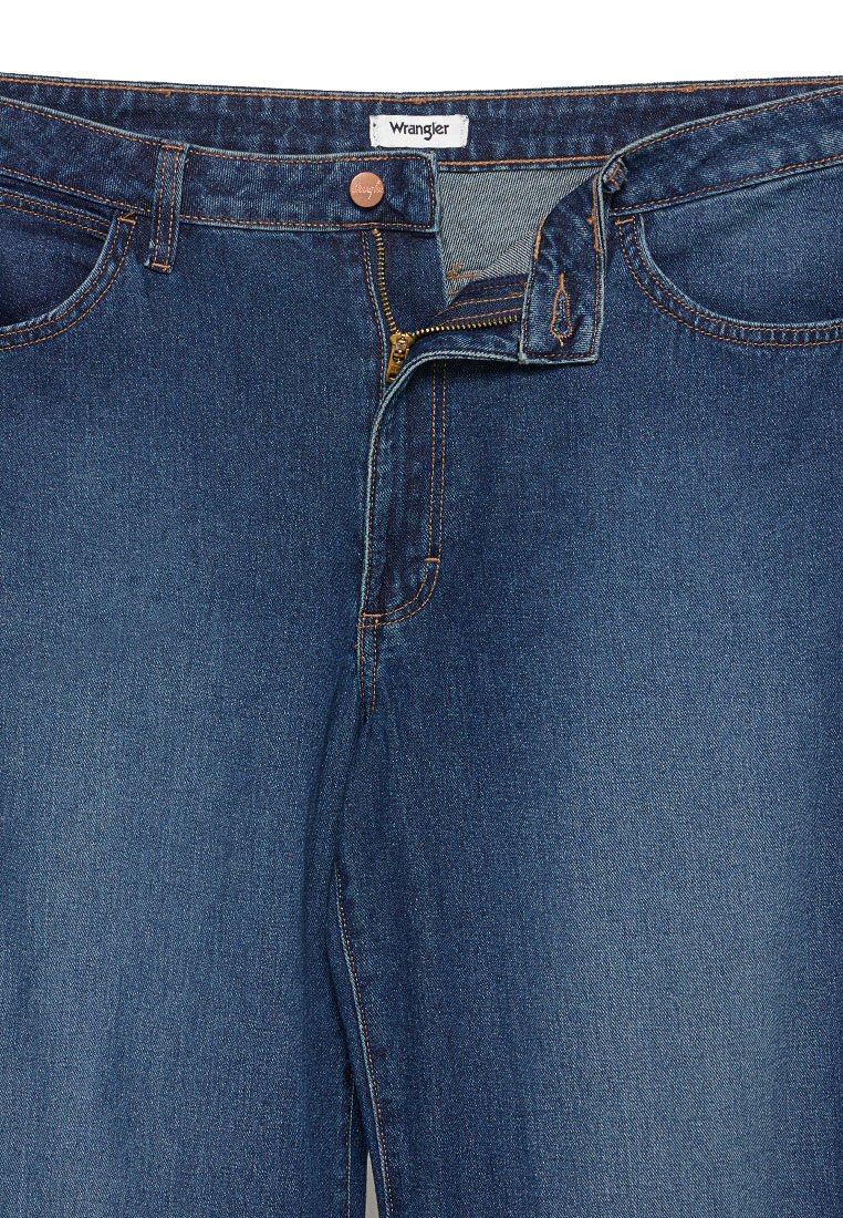 Jeansy dżinsowe Wrangler w ciemnoniebieskim kolorze, z suwakiem, mosiężnym zapięciem na guzik oraz kontrastowym przeszyciem wzdłuż szwów.