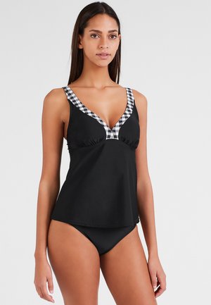 Zwarte zwemtop met een V-hals en geblokt accent, gemaakt van soepel materiaal. Gecombineerd met bijpassende zwarte bikini onderkant.