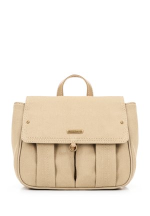 Sac à dos en tissu beige avec fermeture à rabat, accents en métal doré, devant plissé et poignée supérieure. Présente une plaque de logo à l'avant.