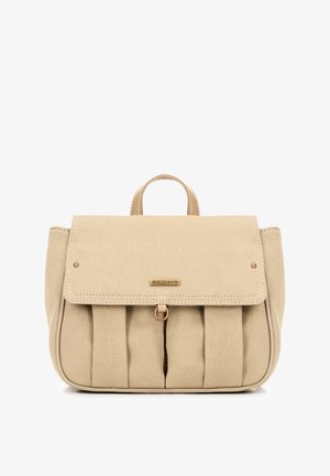 Beige stoffen rugzak met een klep sluiting, gouden hardware accenten, geplooide voorkant en een handvat aan de bovenkant. Bevat een logoplaat aan de voorkant.