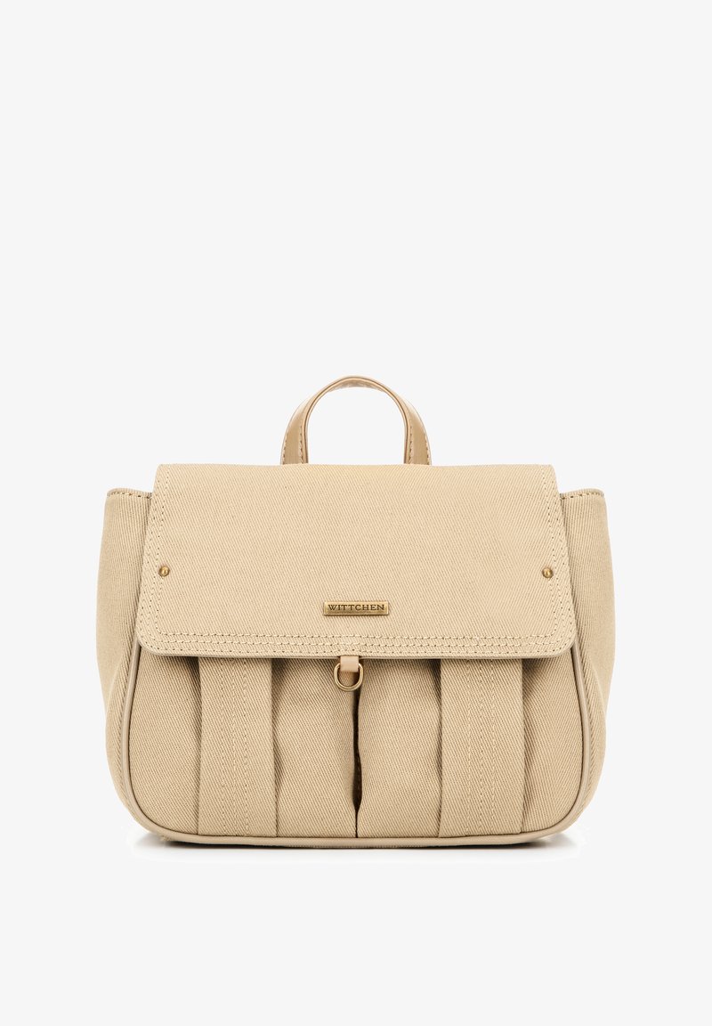 Mochila de tela beige con cierre tipo solapa, detalles de hardware dorado, parte delantera plisada y asas superiores. Presenta una placa de logo en la parte frontal.