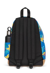 Mochila con un estampado tropical azul en la tela, complementada por correas acolchadas negras y un bolsillo lateral para una botella de agua.
