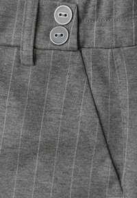 Graue Hose mit vertikalen weißen Streifen, ausgestattet mit einem flachen Bund, zwei runden grauen Knöpfen und einer seitlichen Tasche. Weicher Griff.