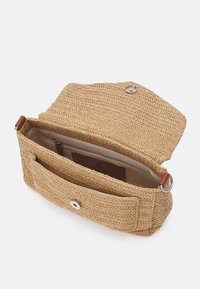 Borsa in paglia intrecciata con superficie testurizzata, colore beige chiaro, chiusura a scatto magnetico e dettagli in pelle. L'interno include una tasca con zip.