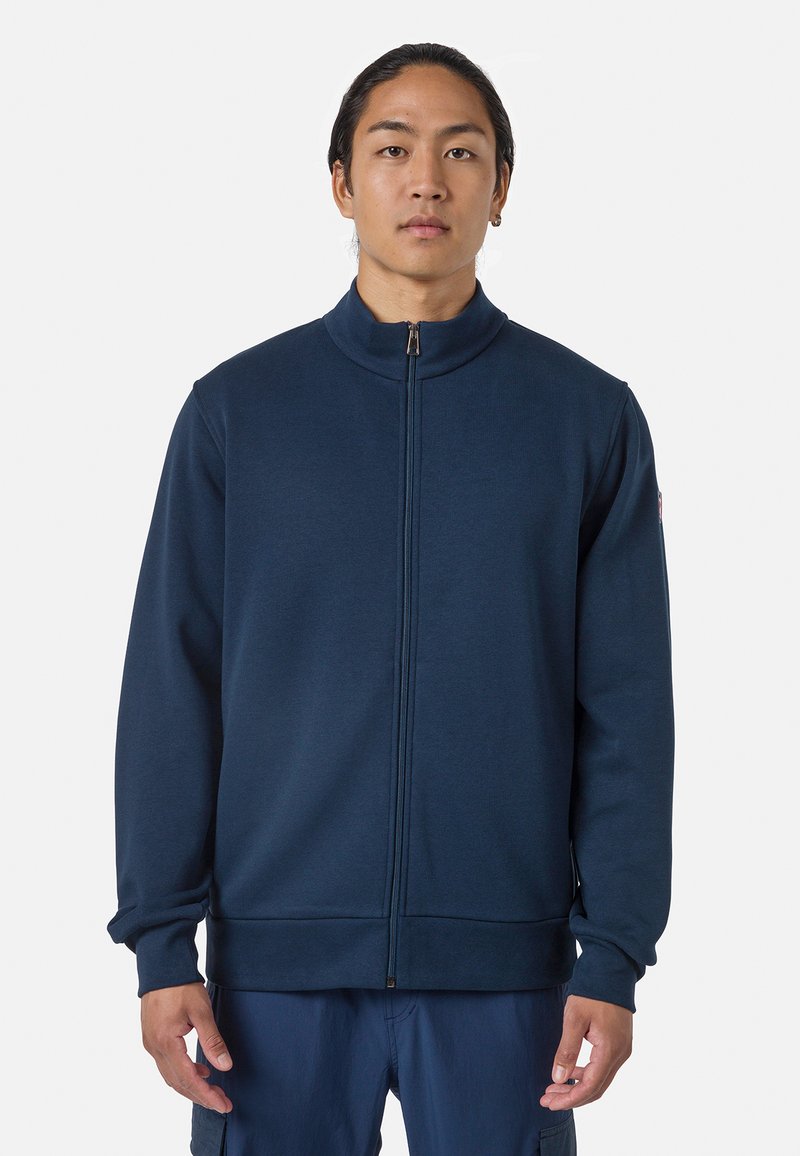 Felpa con zip blu navy, colletto alto, polsini a costine e una texture liscia. Presenta un piccolo logo sulla spalla sinistra.
