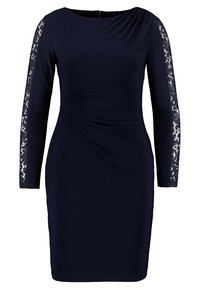 Mörkblå klänning i slätt tyg med långa spetsärmar och en figursydd design med ett samlat midje detaljer.
