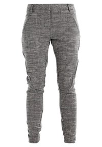Pantalon gris à motifs avec une apparence texturée et tissée. Caractérisé par une jambe fuselée et des poches avant, mettant en valeur un design contemporain.