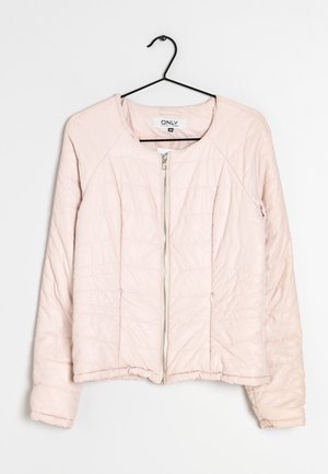 Geplüschte pinke Jacke mit rundem Halsausschnitt, ZIP-Verschluss vorne und horizontalem Steppmuster. Lange Ärmel mit elastischen Bündchen.