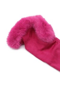 Guanto in suede rosa brillante con bordo in pelliccia morbida attorno al polso, esposto su uno sfondo bianco.
