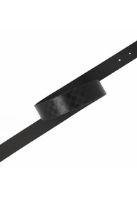 Cinturón de cuero negro con una superficie texturizada que presenta un patrón geométrico, junto a una correa de cinturón lisa. Longitud ajustable con múltiples agujeros.