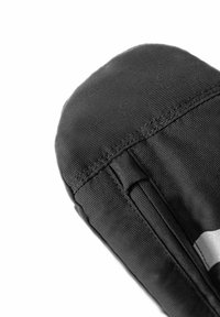 Schwarzes Stofftäschchen mit strukturierter Oberfläche, abgerundetem Oberteil und sichtbaren Nähten. Enthält einen seitlichen Reißverschluss und eine Schlaufe zur Befestigung.